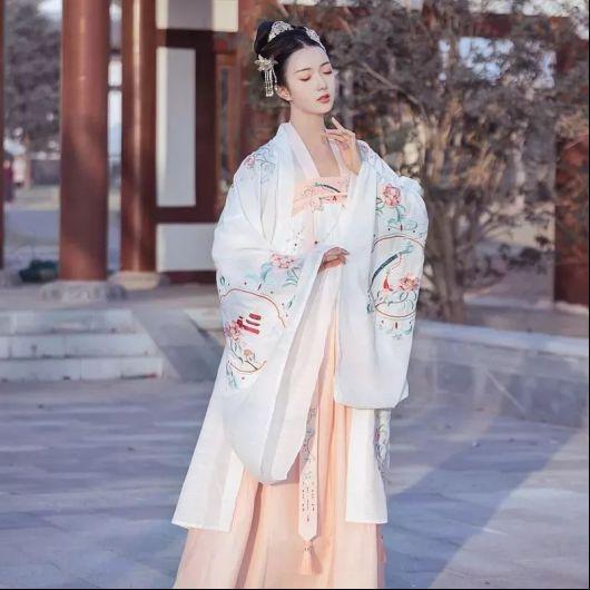 历史上曾出现过各式各样的裙子,如:弹墨裙,凤尾裙,月华裙,真珠裙,郁金