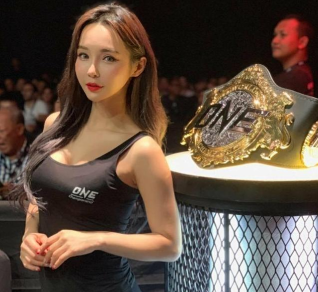 赛场举牌女郎火辣身材惹火观众无心看赛这项运动或许功劳最大