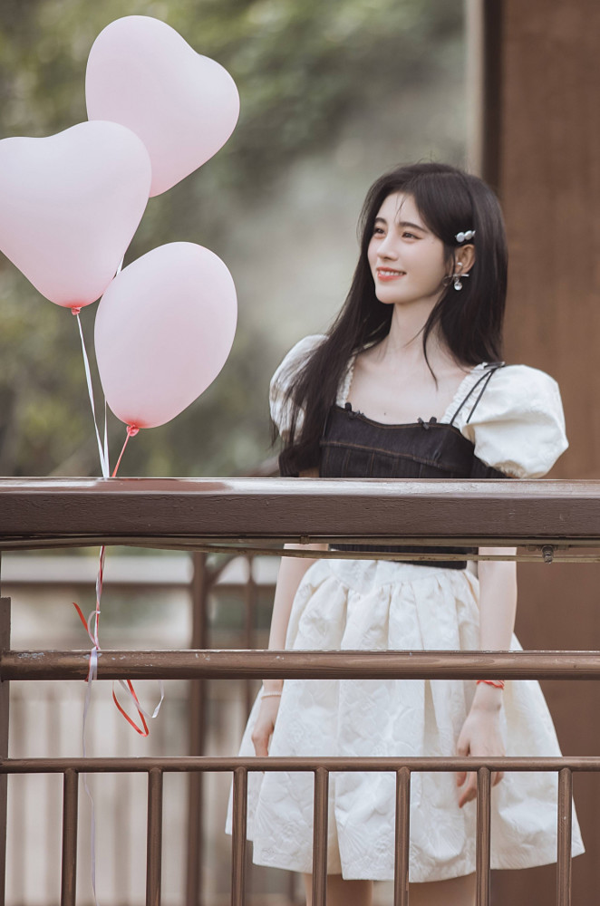 鞠婧祎真有大小姐气质绿色吊带仙女裙太绝牛奶肌白到发光