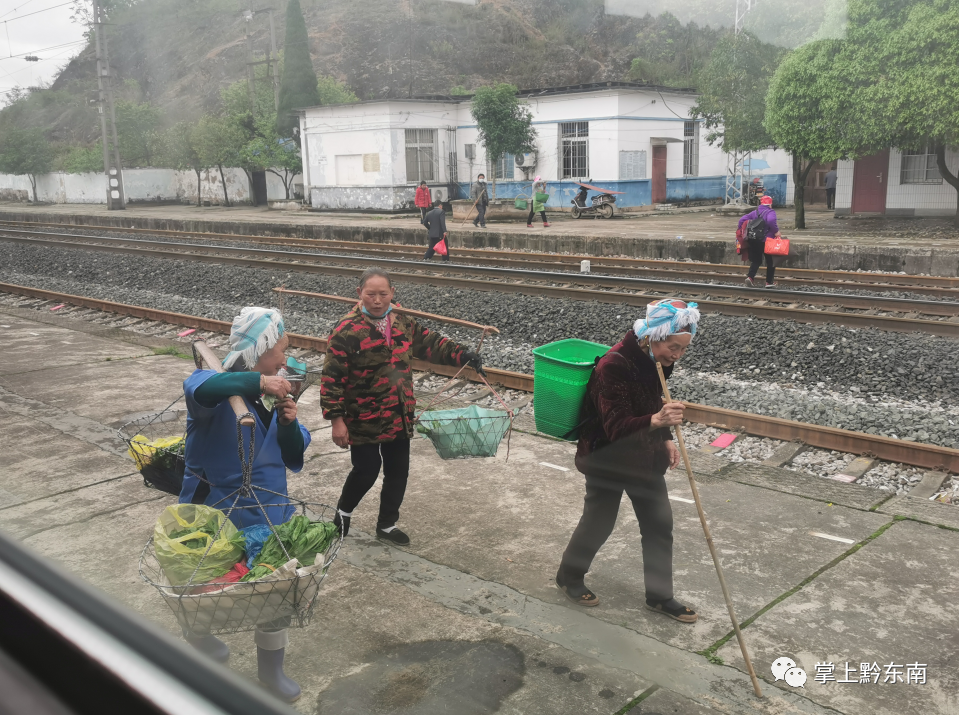 凯里附近桐木寨的吴开法大姐在凯里卖完东西准备回家了,这趟列车拉近