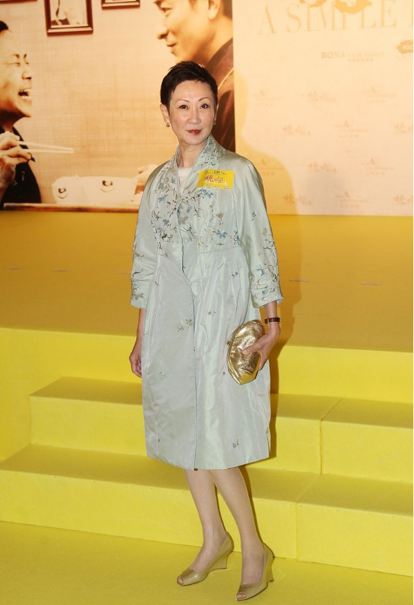 导演徐克前妻保养真好,七旬老人肤质透亮苹果肌饱满,太有气质了