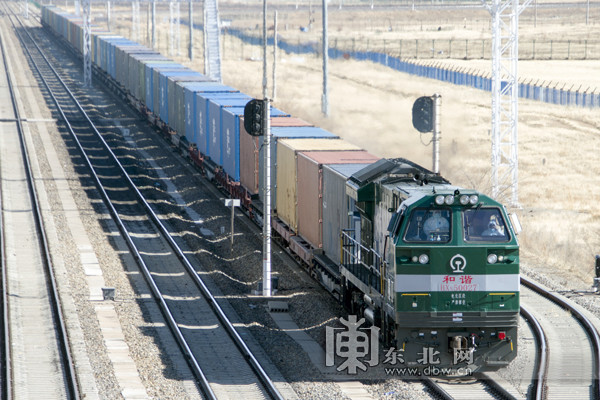 2018年,贯通满洲里,绥芬河两大口岸的百年绥满铁路全线跃入电气化时代