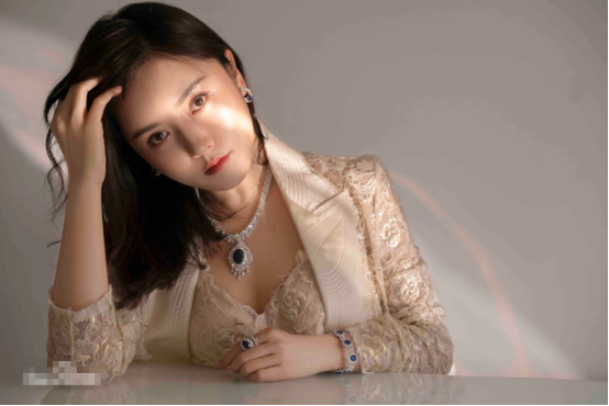 现实中的小桃红可没有丫鬟相当妈后气质提升不少感觉真美