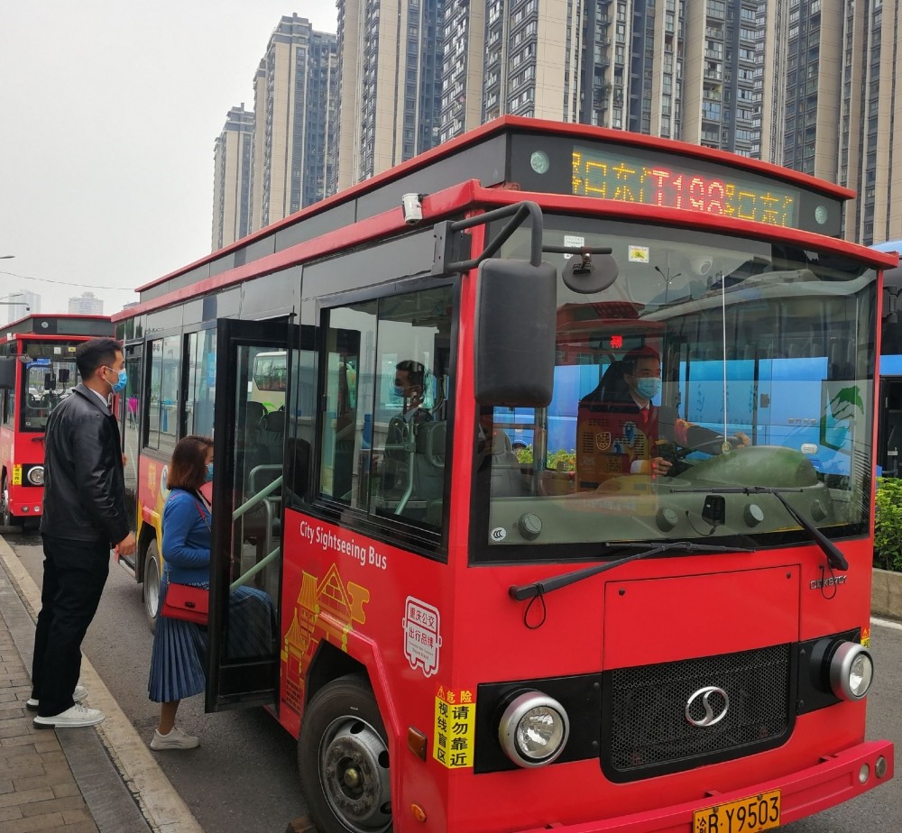 建党100周年党史进车厢乘t198线观光巴士听党员讲革命故事