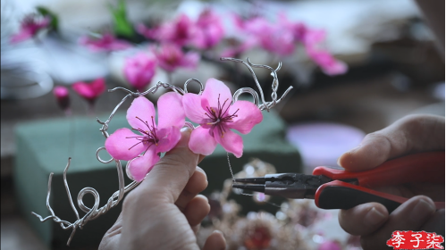 李子柒回归山林发扬传统非遗文化,手作绢花发簪