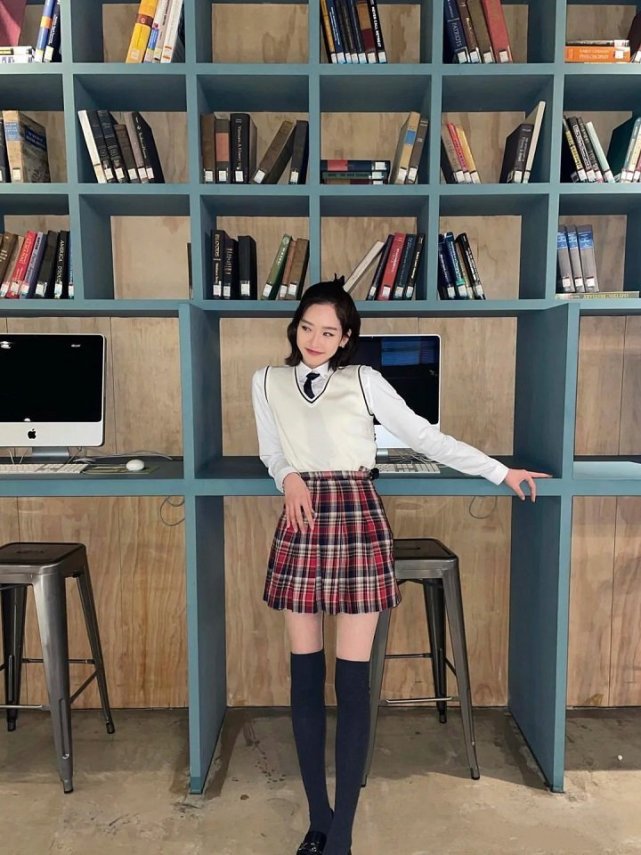 《顶楼》穿搭造型盘点,周锡京紫衬衫配黑皮裤,高冷少女范儿十足
