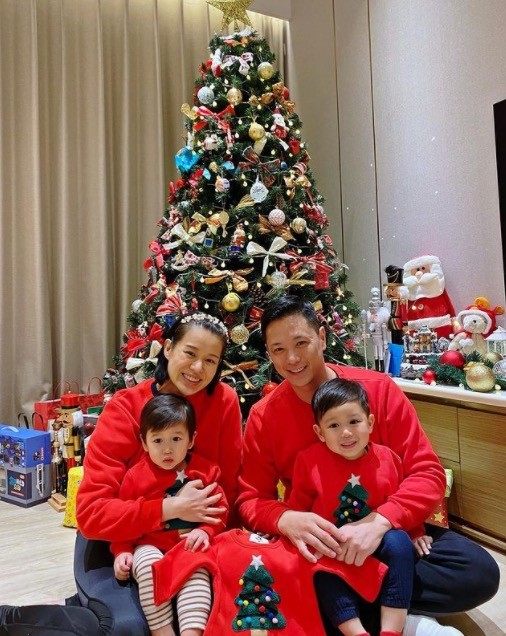 胡杏儿晒三胎儿子正面照,三兄弟共用一张脸,网友:基因强大