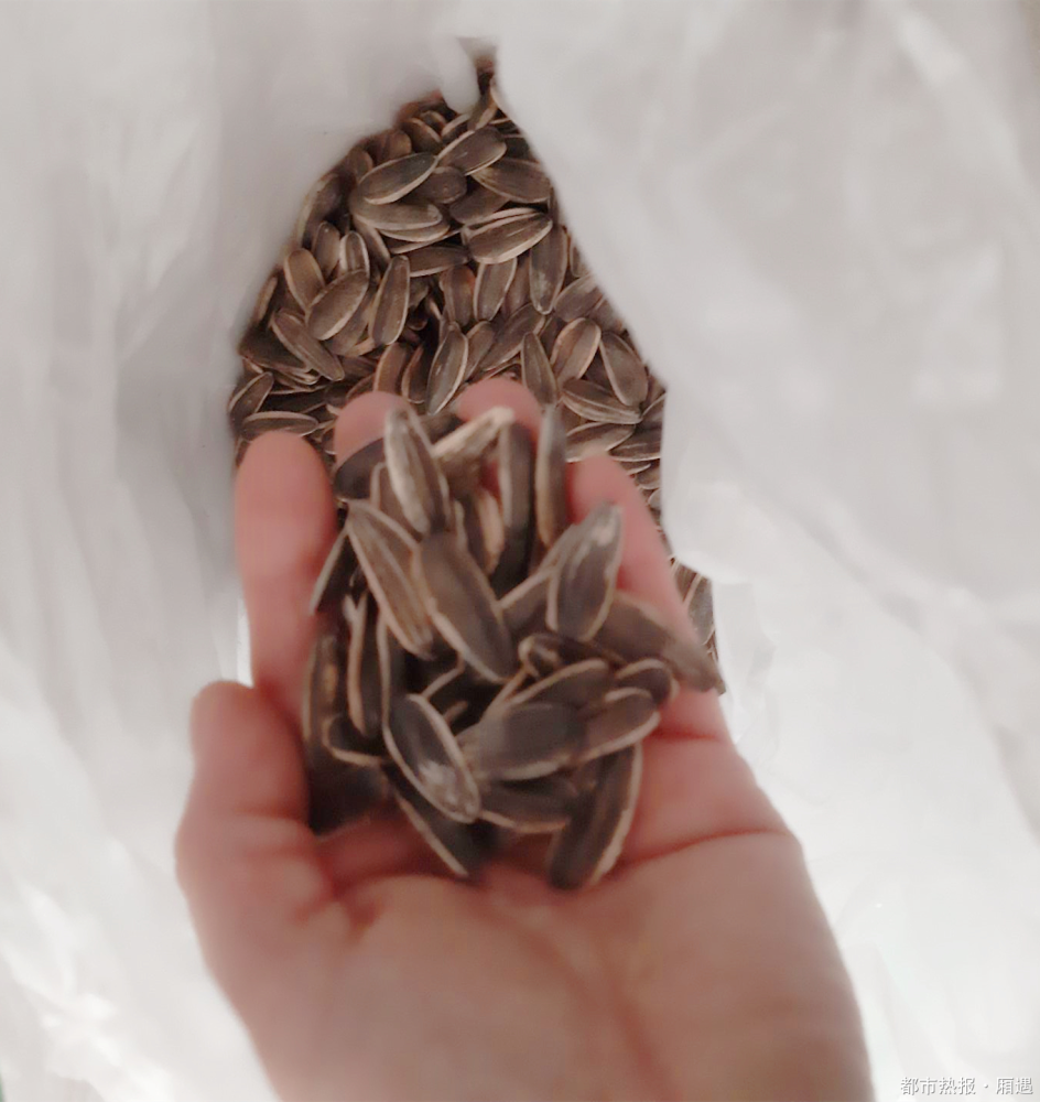 拉近距离,杨芯决定主动一点——9日中午,她专门去超市买了一大包瓜子