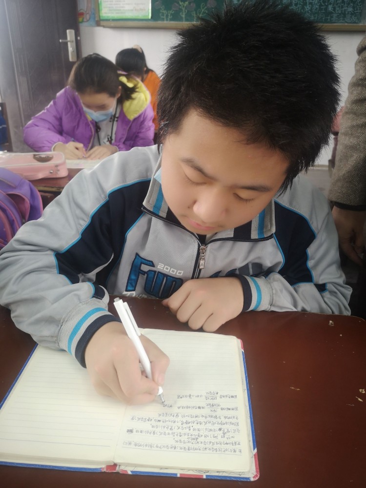 小学生坚持记录四年科学笔记 学霸笔记 被全校学生传阅学习 腾讯新闻