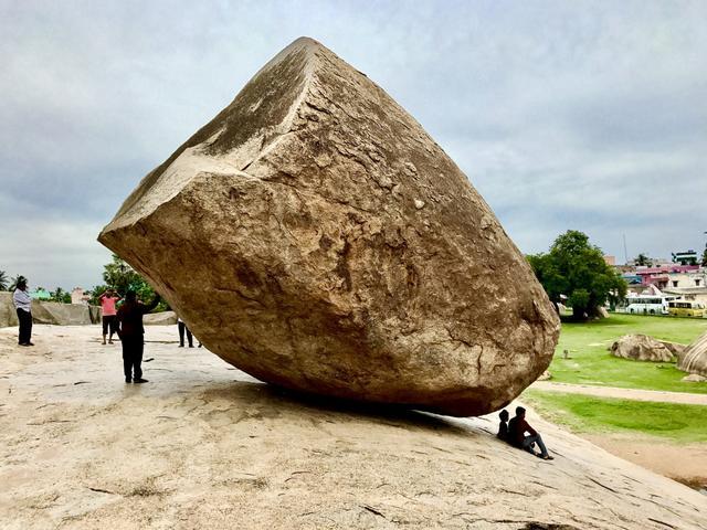 重达250吨呈45度角倾斜上千年神秘巨石至今仍是个谜