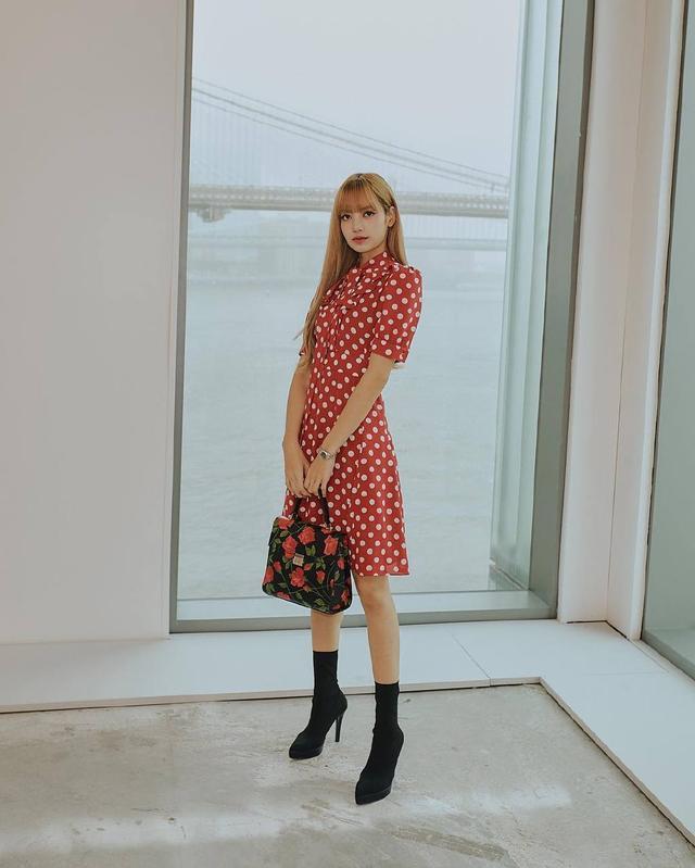 lisa直角肩,蚂蚁腰,筷子腿集一身,网友:确定不是被上天眷顾?_腾讯新闻