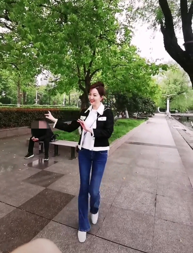 安徽卫视一姐余声秀身段,超长筷子腿吸睛,惨被路人无视太无奈
