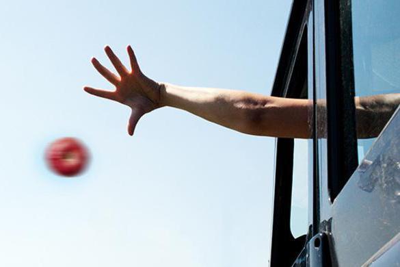 千万别再随手往窗外扔东西高空抛物当心触犯刑法