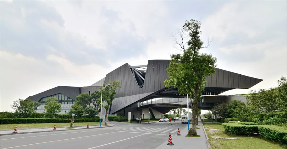 巨人网络集团公司总部位于上海松江的巨人产业园区,由普利兹克建筑奖