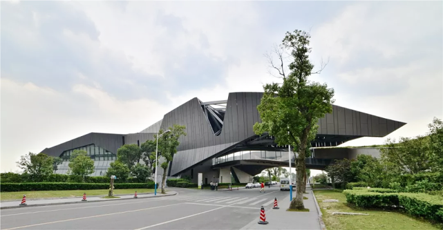 巨人网络集团公司总部位于上海松江的巨人产业园区,由普利兹克建筑奖