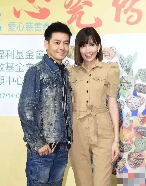 林志颖终究老了!跟老婆合影像大叔大妈,昔日男生已不再