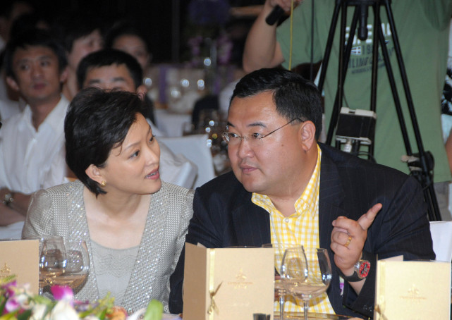 杨澜嫁给商人后也挺幸福的,平时与富豪老公同框时,仍然挺自信的_腾讯