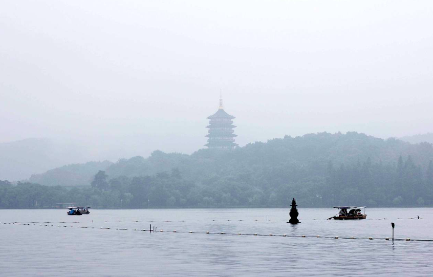 由此可见,苏轼迎客泛舟西湖那天,是朝晴暮雨,但客人却在暮雨中渐入