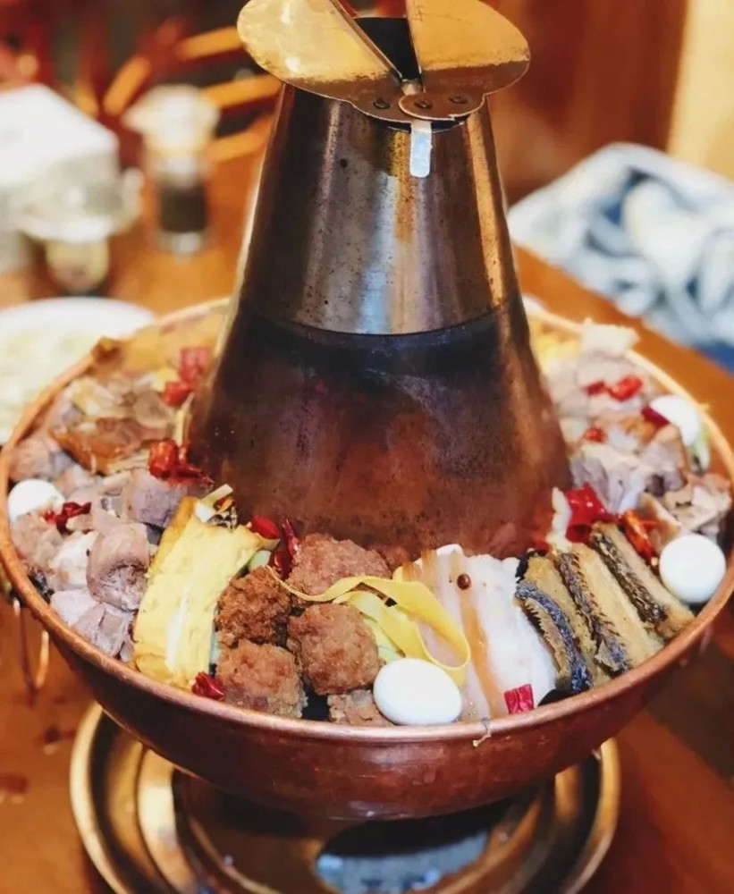 青海土火锅的"锅底"一般由羊肉清汤加少许酸菜制成,口味偏重香辣,不加