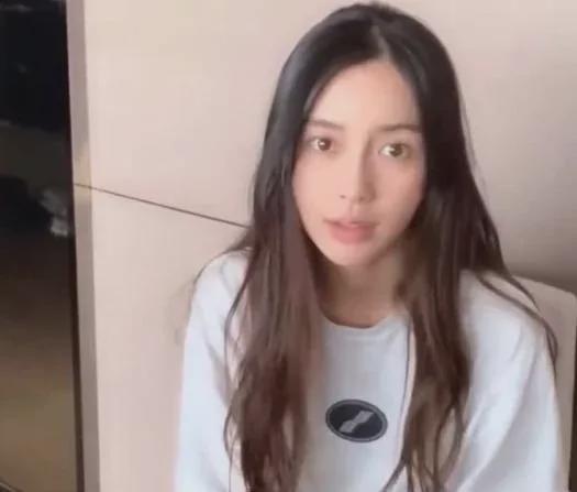 baby带娃现身聚会,素颜暴露真实颜值,皮肤黝黑靠全身涂粉增白