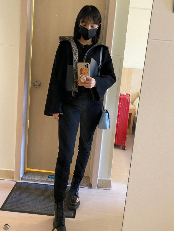 宋雨琦为证自己腿细挑战最修身的无痕裤秀出电棍腿真的绝