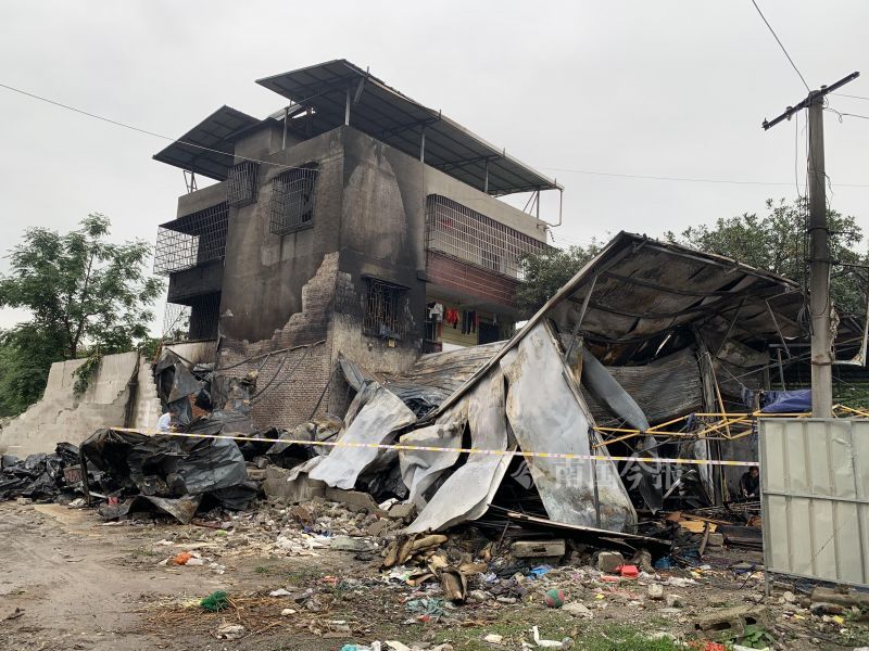 突发柳州两间商铺起火烈焰中传出巨响遗憾的是