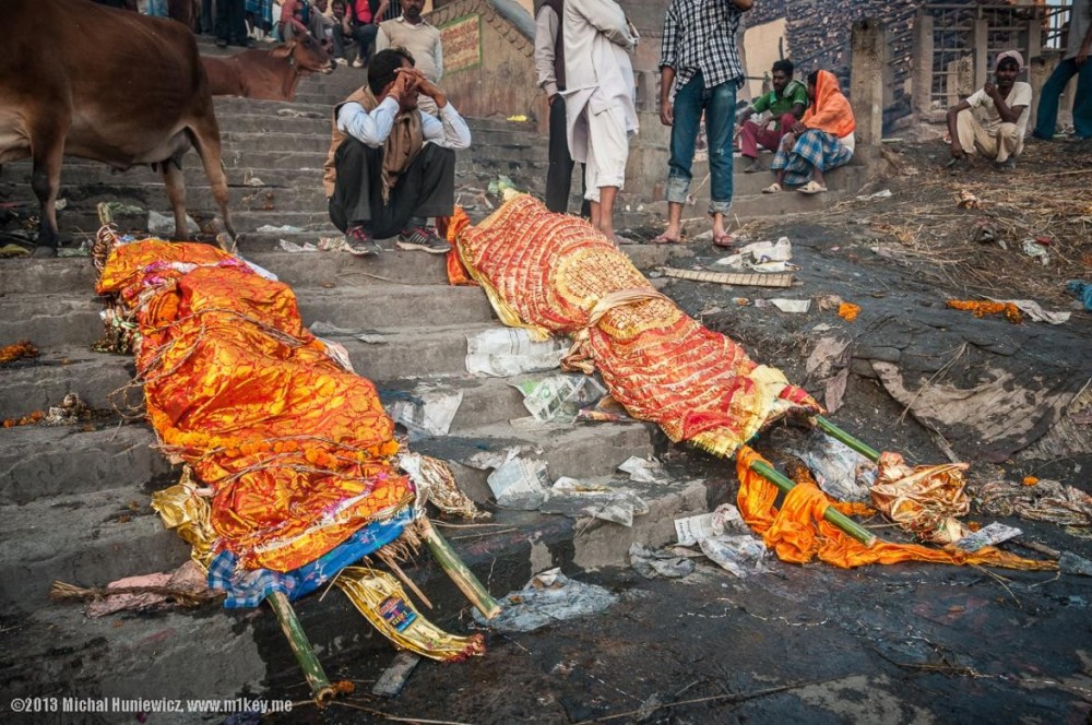 200万人到恒河洗澡印度火葬场生意红火大批新冠死者露天火化
