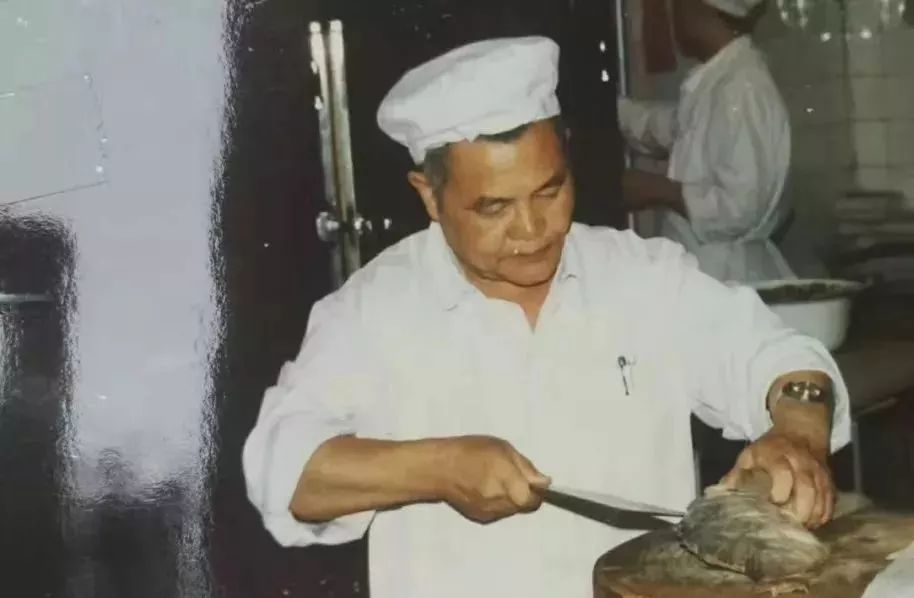 随着四川饭店的开张,一个对川菜有着划时代级贡献的名厨陈松如出现了