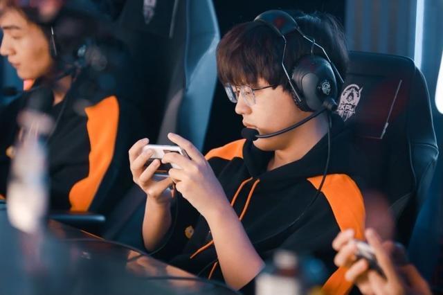 重庆qg杰杰巅峰赛又出新状况网友已经不是第一次了