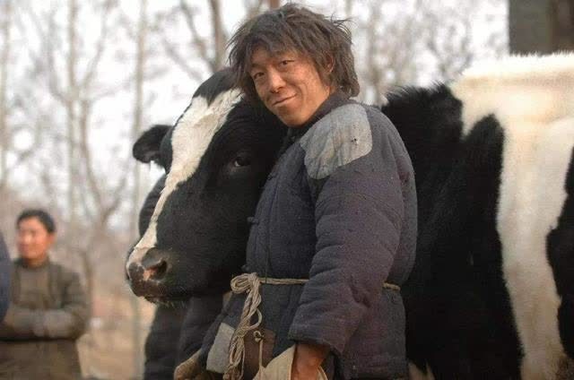 同样是扮演乞丐黄渤破衣烂衫周星驰用手抓饭杨颖这是在干嘛