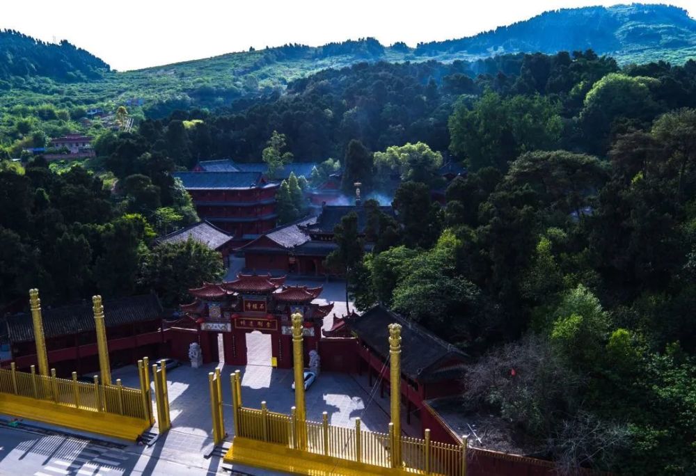 龙泉驿的人们经过一夜的休整当石经寺晨诵的钟声敲开晨曦公园城市景象