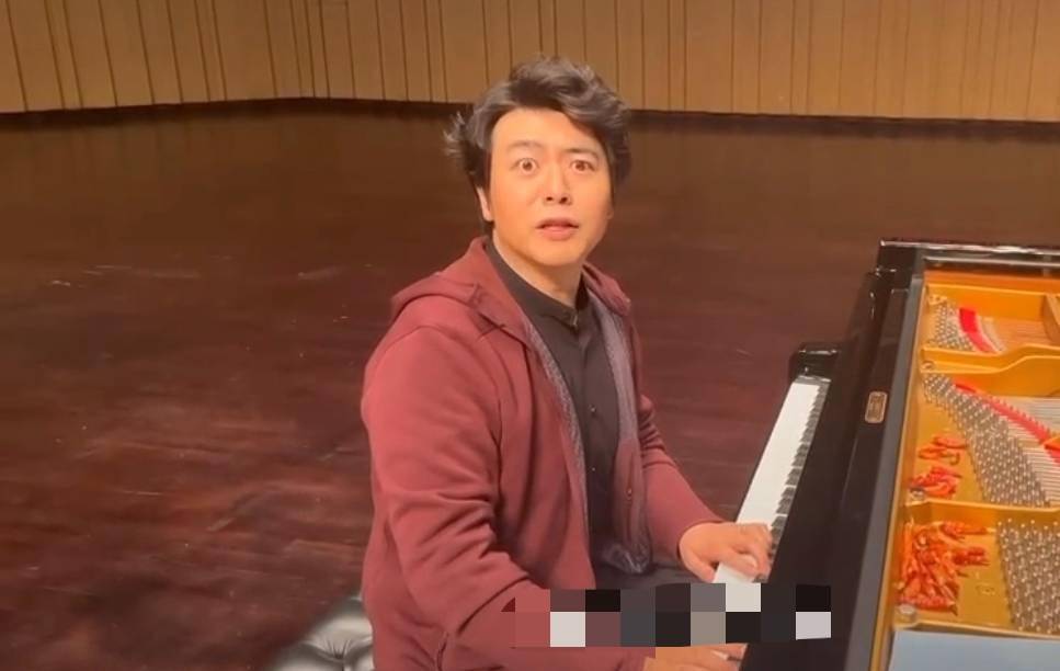 郎朗终于瘦了,尖下巴显现,不见小肚腩,回到颜值巅峰