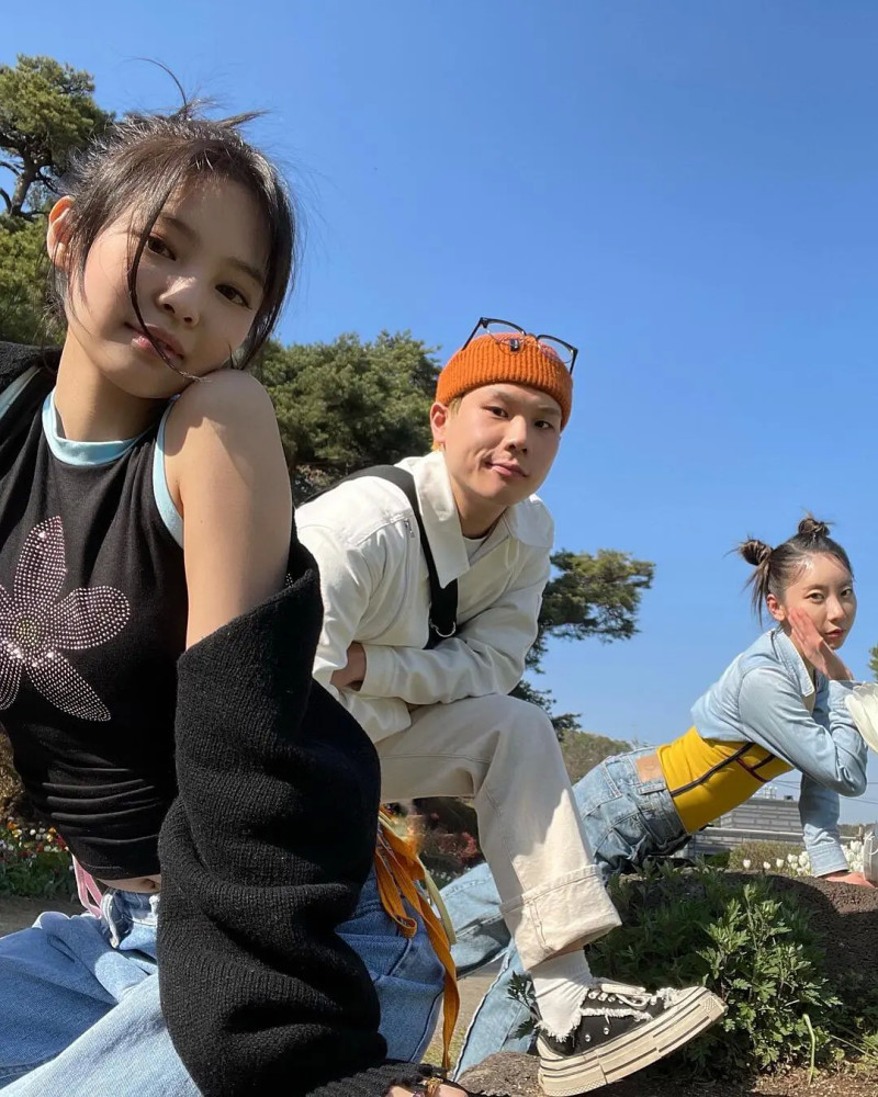 jennie晒春游照,与男性朋友贴身自拍吃冰棍,原相机拍照很任性