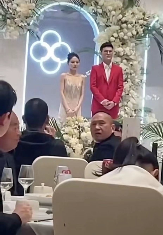 与前男友合照疑似曝光两人刻意保持距离