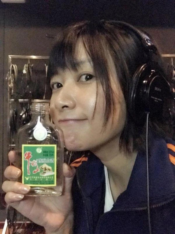 徐静蕾爱好广泛抽烟喝酒和书法样样精通对待婚姻的态度很西方