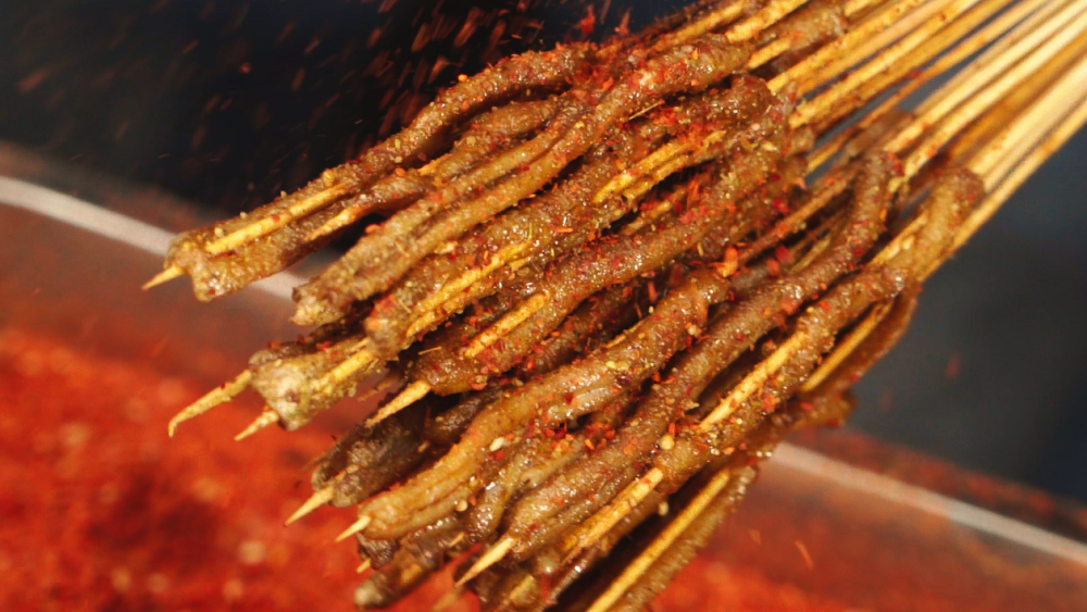 95后大学生摆摊做烤面筋创业月入5w