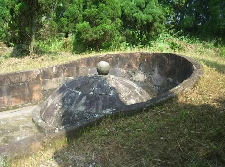 南方广大地区的坟墓为什么会修成太师椅的形状