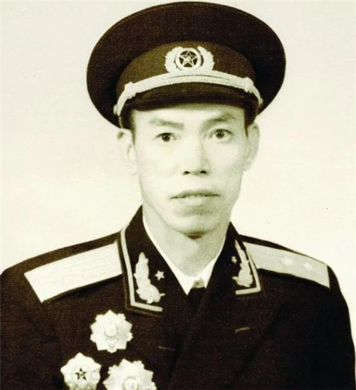 梁兴初回乡铁匠老板娘为何送来30大洋还带家人躲藏