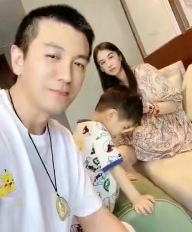 黄圣依小儿子4周岁追着喂饭惹争议富豪丈夫杨子像甩手掌柜