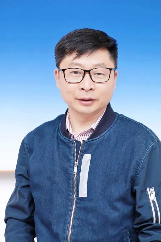 张玉海江苏省锡山高级中学英语高级教师,无锡市学科带头人 ,国际部