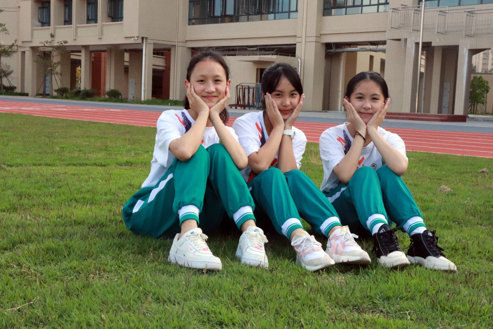 省实金湾初中是一所公办学校,由金湾区人民政府与广东实验中学合作