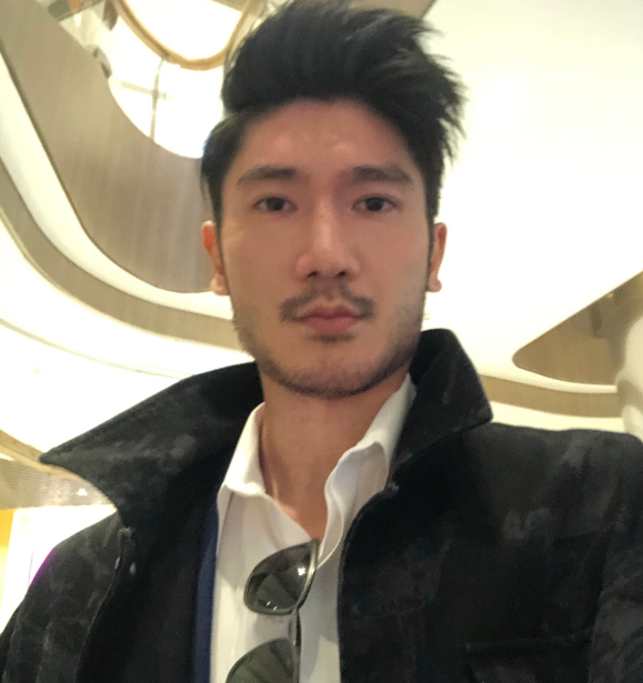 高宇桥久违晒照,与高以翔实在太像,恍惚间有一种他还在的错觉