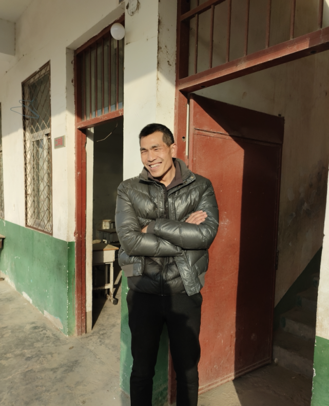 爷爷"走红抖音 与百位留守儿童同吃住|小学|二郎庙|留守儿童|张鹏程