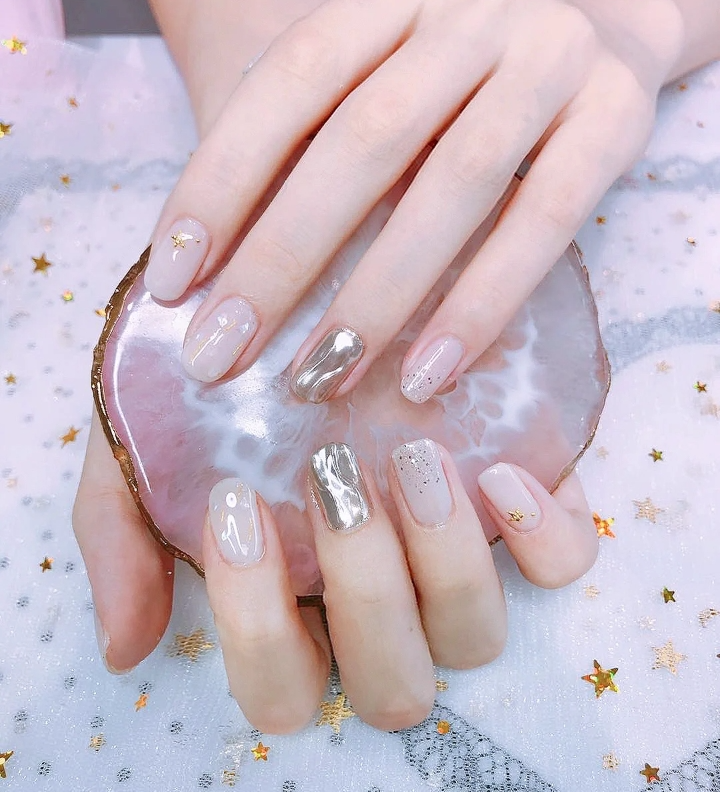 简约有亮点的水波纹美甲好看又高级