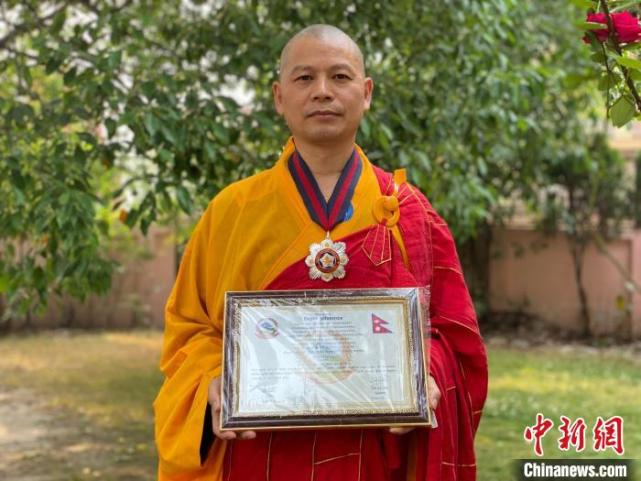 尼泊尔总统授予中国僧人释中勇法师“全国英雄光明奖”_腾讯新闻