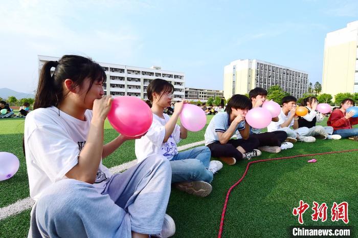 朱海鹏 摄4月13日,江西省赣州市会昌县第三中学高三学生用趣味游戏