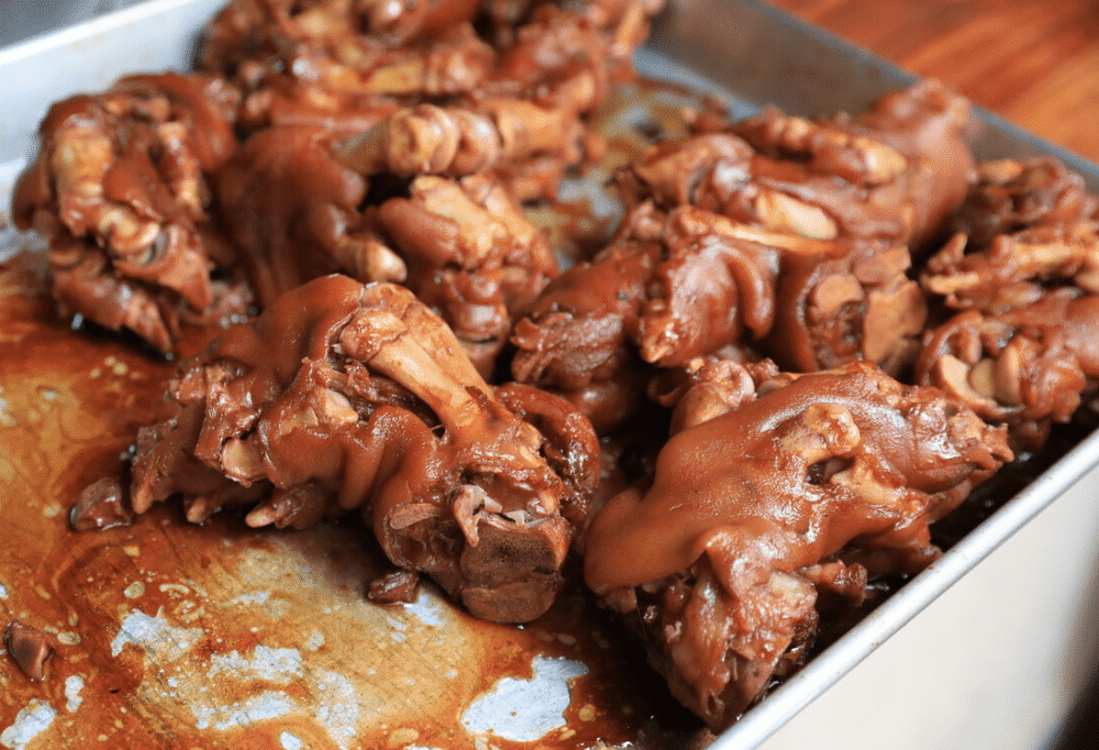 熟食卤味菜市场除了生的食物,还有许多卖卤味熟食的,这些熟食一般都是