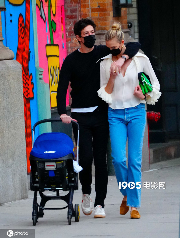 超模小kk和爱夫街头遛娃 二人甜蜜对视其乐融融_腾讯新闻