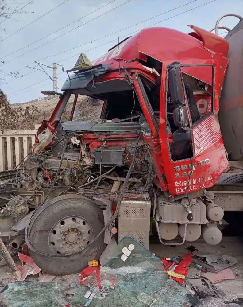 濮阳这里发生一起严重车祸,大货车车头被撞的粉碎!_腾讯新闻