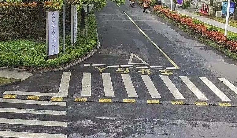 2:菱形标线菱形标线又名为人行横道预告标识,为白色菱形图案.